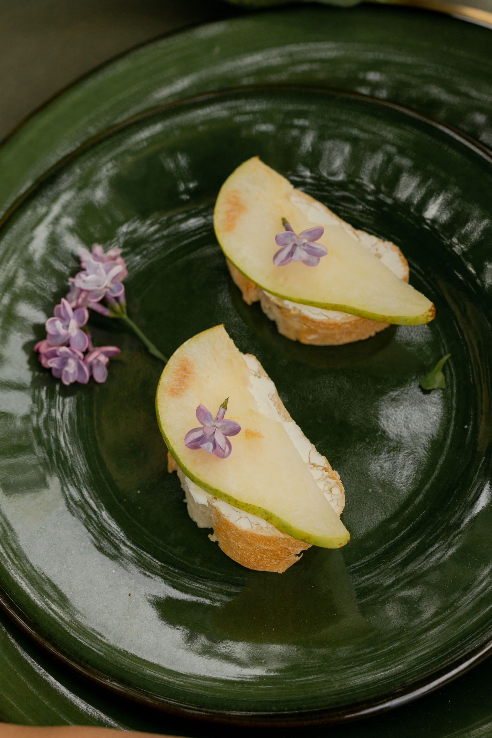 Eden Gold pear crostini with soft cheese and honey